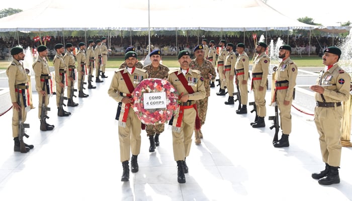 Corps Commander Lahore Lt-Gen Fayyaz Hussain Shah laying floral wreath at the Martyrs’ Memorial. — Reporter
