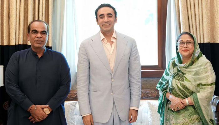 PPP Chairman Bilawal Bhutto Zardari (centre) and PPP Womens Wing Central President Faryal Talpur (right) in a group photo with Sindh Minister for Excise, Taxation, and Narcotics Control Mukesh Kumar Chawla during a meeting at Bilawal House in Karachi on May 19, 2025. — PPI