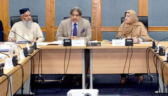 Chairman Senate Standing Committee on Housing and Works Senator Nasir Mahmood presiding over a meeting of the committee at Parliament Lodges on May 20, 2025. — APP