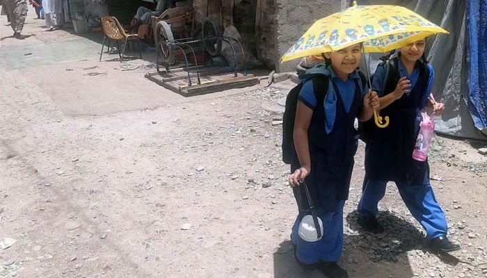 School children carry umbrella to protect themselves from scorching sun during a hot weather in the city on  May 29, 2024. — PPI