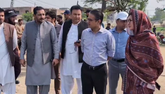 Deputy Commissioner Lahore Syed Musa Raza inspects sanitation and sewerage operations in Tehsil Cantt on May 21, 2025. — Screengrab via Facebook@dclahoreofficial