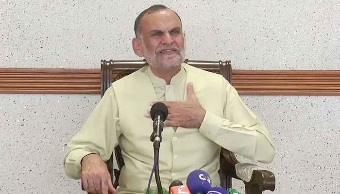 Pakistan Tehreek-e-Insaf (PTI) senior leader Azam Khan Swati addressing a press conference on November 5, 2022. — NNI