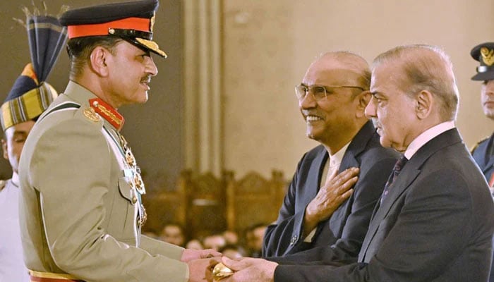 President Asif Ali Zardari (centre) Prime Minister Shehbaz Sharif (right) jointly confer baton of field marshal upon Chief of Army Staff Asim Munir on May 22, 2025. — Radio Pakistan