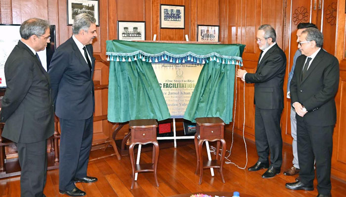 Honble Justice Jamal Khan Mandokhail, Chairman Building Committee performing ground breaking ceremony of Public Facilitation Centre in presence of Honble Chief Justice of Pakistan Justice Yahya Afridi and Members of Building committee at Supreme Court on May 22, 2025. — APP