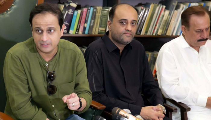 Karachi Mayor Barrister Murtaza Wahab addresses to media persons during a press conference, at Denso Hall in Karachi on May 25, 2025. — PPI