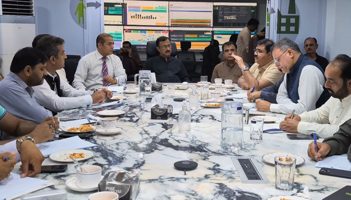 SSWMB Managing Director Tariq Ali Nizamani (centre) chairs a meeting on May 25, 2025. — Screengrab via Facebook@sswmbo