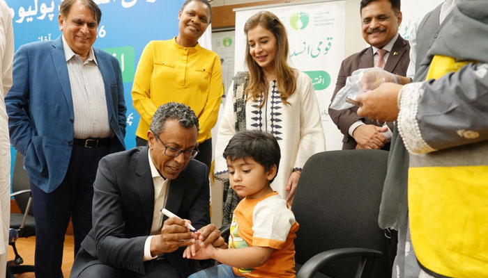 Unicef Representative in Pakistan, Abdullah Fadil marking on the finger of a child after administering Polio drops during inauguration ceremony at the National Emergency Operations Centre (NEOC) in Islamabad on May 25, 2025. — Facebook@polioeradicationinitiative