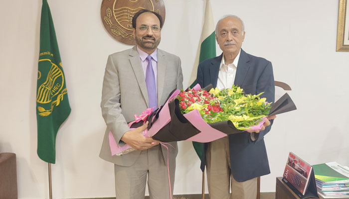 UET Vice Chancellor Prof Dr Shahid Munir (left) presents flowers to to the Chairman of the Punjab Higher Education Commission (PHEC) Dr Iqrar Ahmad Khan during a meeting on May 26, 2025. — Facebook@pro.uet.lhr