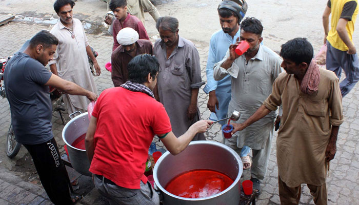 People are quenching their thirst by chilled juice to beat the heat of scorching sun during the hot weather of summer season in Lahore on May 25, 2025. — PPI