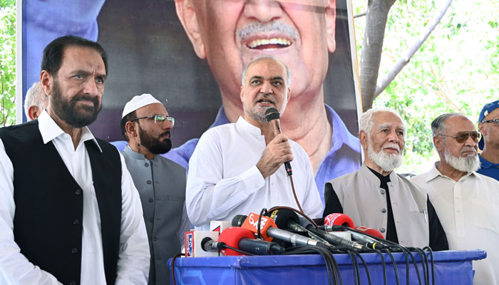 Jamaat-e-Islami (JI) Ameer Hafiz Naeemur Rehman along with others talking media at the grave of Dr Abdul Qadeer Khan to pay him tribute on Youm-E-Takbeer at H-8 graveyard on May 28, 2025. — APP