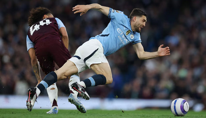 Manchester Citys Mateo Kovacic in action with Aston Villas Boubacar Kamara. —Reuters/File