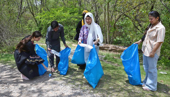 Students busy in picking garbage during launching ceremony of the Clean-up Drive Initiative at the Margallah Hills, National Park and Trail 5 on June 2, 2025. — APP