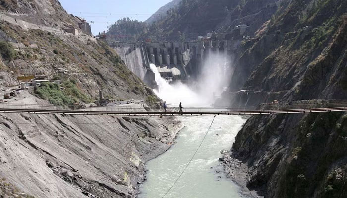 Labourers walk on a bridge near the 450-megawatt hydropower project located at Baglihar Dam on the Chenab river which flows from Indian Kashmir into Pakistan, at Chanderkote, about 145 km (90 miles) north of Jammu October 10, 2008. —Reuters