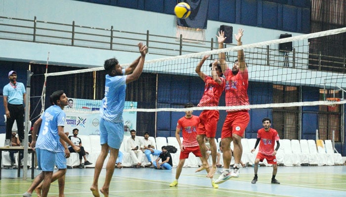 کھلاڑی 3 جون ، 2025 کو نشتر پارک اسپورٹس کمپلیکس (این پی ایس سی) کے مختلف مقامات پر وزیر اعلی پنجاب سمر گیمز کے بین ڈسٹرکٹ مقابلوں میں حصہ لیتے ہیں۔-فیس بک@اسپورٹس بورڈپنجاب