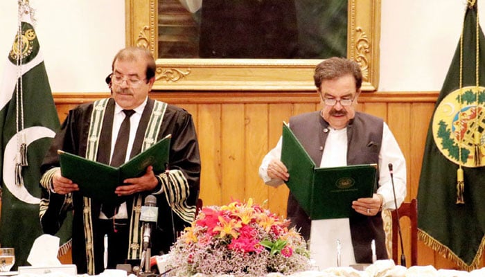 Balochistan Governor Jaffar Khan Mandokhail (right) taking oath from Justice Rozi Khan Barech as the acting chief justice of the Balochistan High Court at the Governor’s House on June 6, 2025. — Radio Pakistan