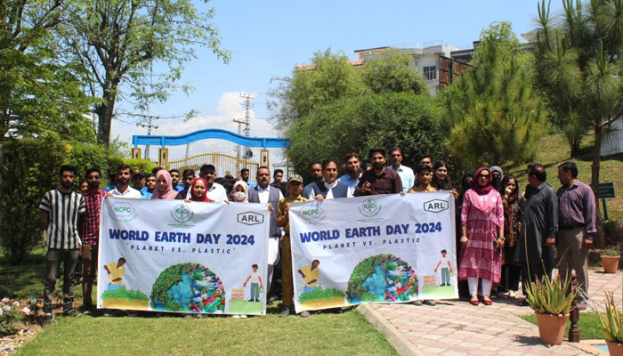 Participants hold banners during World Environment Day, celebrated by the ARL in collaboration with NCPC & the EPA. — arl.com.pk/File