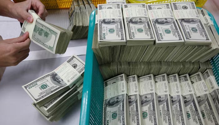 A bank employee counts US hundred dollar bills at Kasikornbank in Bangkok in this January 21, 2010. —Reuters