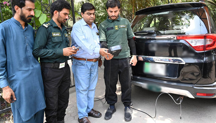 Officials of the Department of Environmental Protection and Climate Change (EPA) are checking the fitness of smoke-emitting vehicles through automatic automation at the Shimla Pahari Press Club on June 13, 2025. — APP