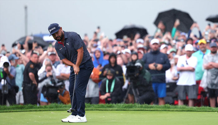 JJ Spaun makes his 65-foot birdie putt at the 18th hole at Oakmont to clinch the US Open title for his first major victory. —AFP/File