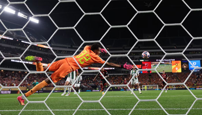 Flamengos Luiz Araujo scores their second goal past Esperance Sportive de Tunis Ben, June 16, 2025. —Reuters