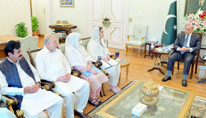 Samar Haroon Balour join PML-N in a meeting with Prime Minister Muhammad Shehbaz Sharif&nbsp; on July 9, 2025. &mdash; INP