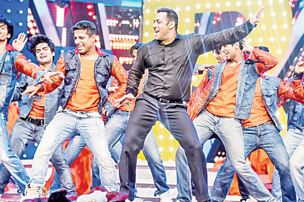 Salman Khan’s unique performance was dedicated to the ‘Heroes of Bollywood’ and was one of the highlights of the night.