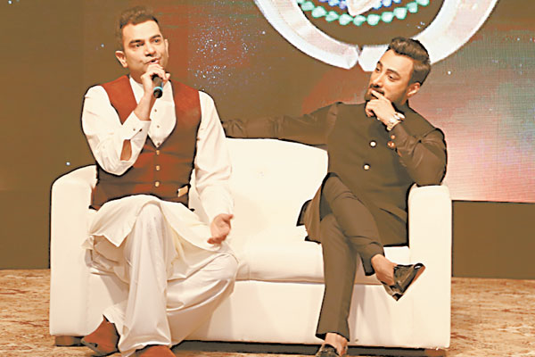 Umair Jaswal (seen here with director Sarmad Khoosat) makes his small screen debut with Mor Mahal and is essaying the role of Nawab Asif Jehan who is at the center of the serial.