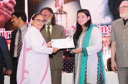 Aseefa Bhutto Zardari presenting the award...
