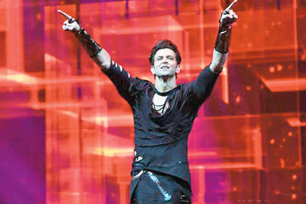 null Hrithik Roshan had a slight case of nerves before taking the stage due to the fact that both his sons were in the audience. Of course, the feeling quickly disappeared and the star showed off his impeccable dancing skills.