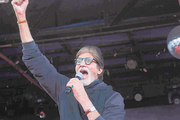 Amitabh Bachchan launched Mujahid’s tune, ‘Jeenay De Mujhe’ across college festivals in Mumbai, India recently and took selfies with screaming fans as well.