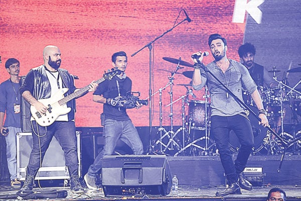 Umair Jaswal, playing with new-age names like Rahail Siddiqui, Aahad Niyani and others, has enormous stage presence and considers Ali Azmat rock’s ultimate idol.