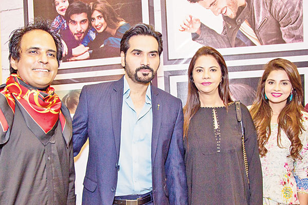 Zindagi Kitni Haseen Hay director Anjum Shahzad and Humayun Saeed pose for the shutterbugs at the film&rsquo;s Karachi premiere.