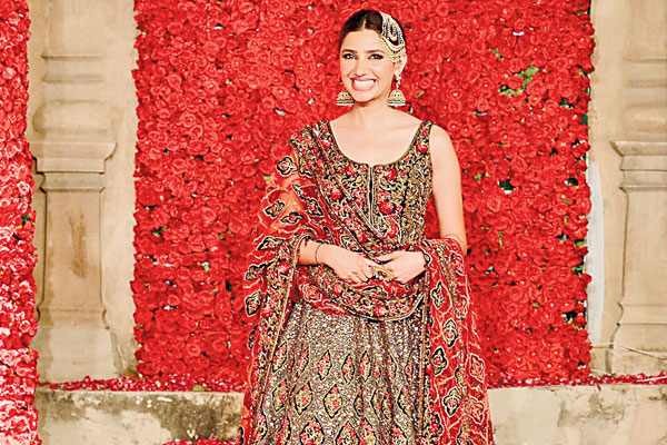 null Mahira Khan floated through the evening, defying all gravity that must have weighed her down in that heavy ensemble; it made her look more professional than the models.