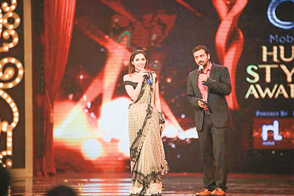 Looking like a million bucks in a Rizwan Beyg sari,Mahira Khan took home thet rophy for Most Stylish Actress–Film.