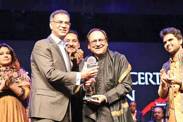 Moazzam Ahmad Khan, the Pakistan&rsquo;s ambassador to the UAE, presenting Ustad Ghulam Ali with an award for his contribution to music.