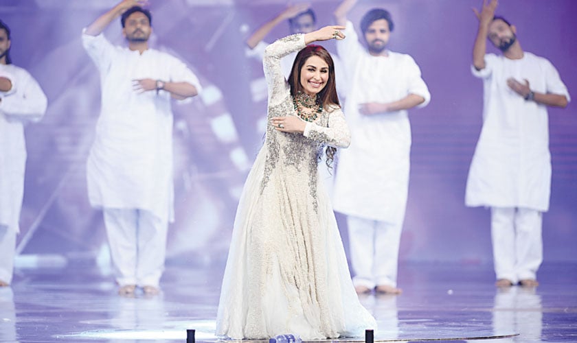 The evergreen and graceful Reema performed alongside Mawra Hocane and reminded us of what film stars are supposed to be like.