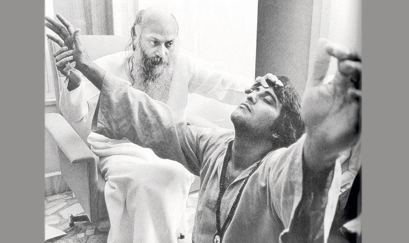 Vinod Khanna with his spiritual Guru Rajneesh.