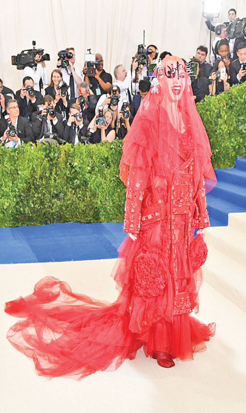 Katy Perry’s bizarre John Galliano creation didn’t find too many fans.