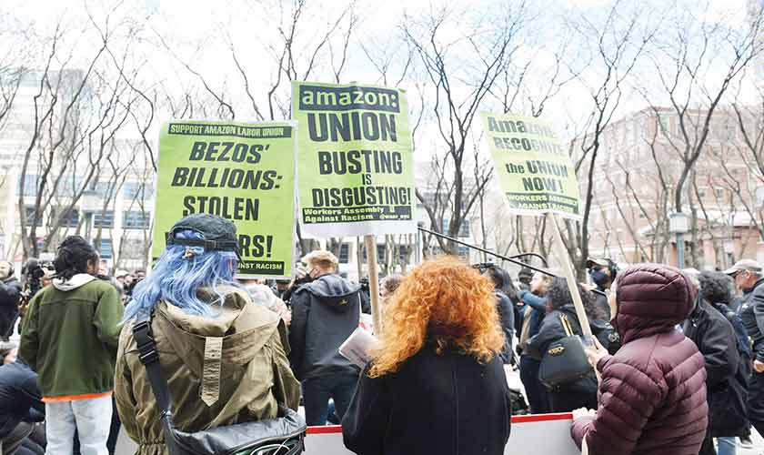 Amazon workers vote to unionise in US first