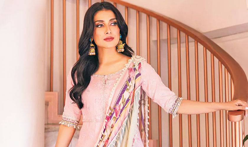 All eyes will be on you in this stunning, gorgeously flowing pishwas dress in the most enticing colour of Kashmiri chai pink. It features meticulous hand embroidery on the choli, as well as sequins, Swarovski crystals, and pearls accented with touches of dazzling silver. A very flattering silhouette with a patterned border and dupatta created from pure silk with hand-embellished accents on the shoulder, pearl tassels, organza and lace elements. To complete the look, pair it with a matching bag.