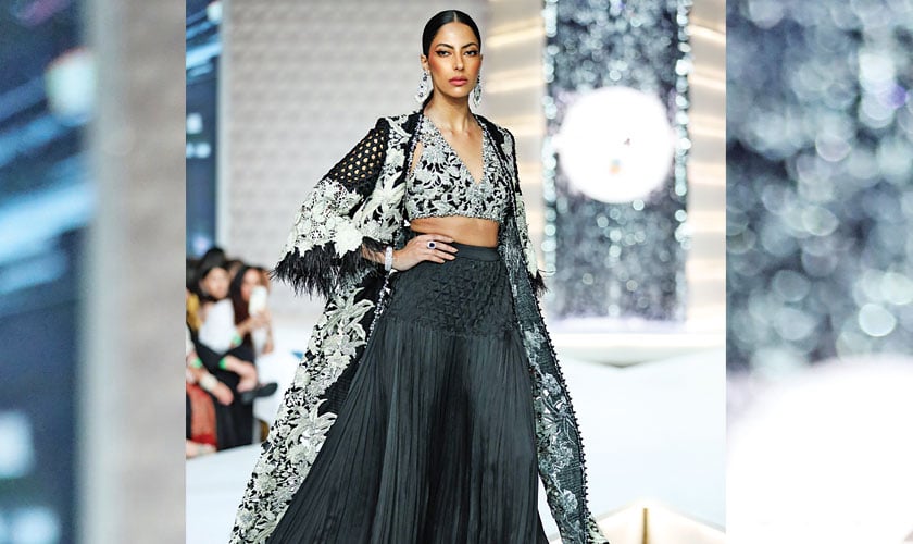 Sana Safinaz presented ‘Raya’, a curation of unique designs redefining monochrome couture with silhouettes that fuse timeless forms, draped in layers of mystical embroidered textures and glimmer.