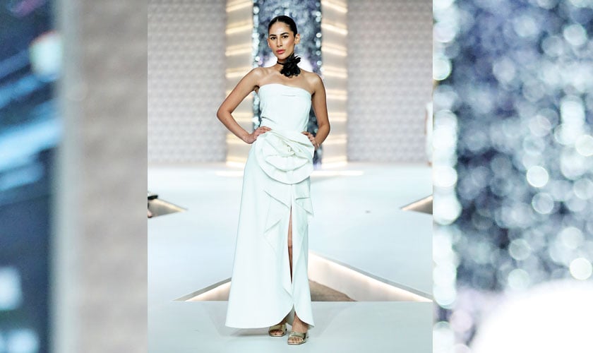 Aamna Aqeel went with a monochromatic tone and added glitz to it. The collection was alluringly sophisticated, with sparkly tunics and complementary bottoms.