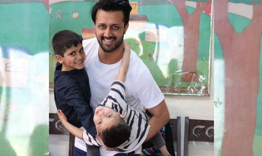 Popular singer, Atif Aslam, needs to no introduction as his melodies are heard and loved beyond borders. He is a proud of father of three children, the youngest of whom is his daughter who the singer welcomed a few months ago with his wife, Sara Bahrwana.
