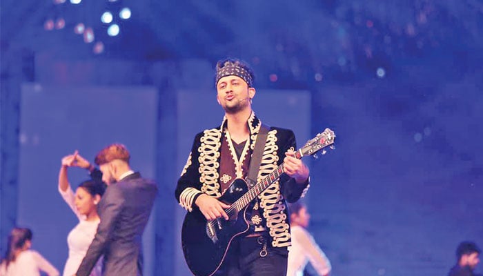 Atif Aslam pays tribute to Junaid Jamshed at the Lux Style Awards in 2017 with ‘Uss Rah Par’ by the late singer-turned-evangelist.