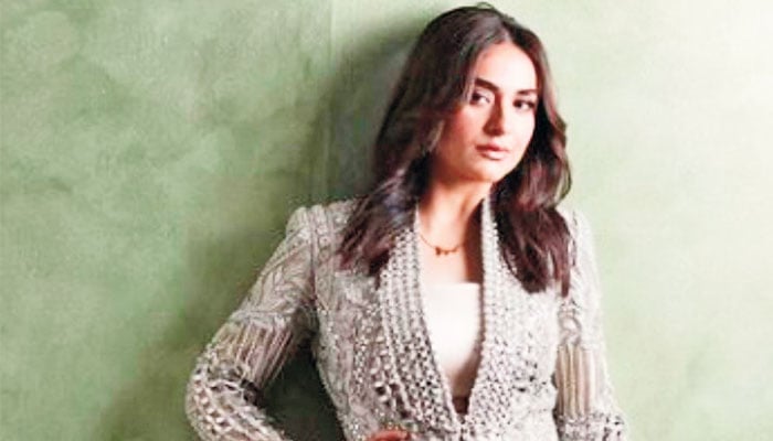 Yumna Zaidi has our nod of approval for her outfit choice for Nayab’s premier.