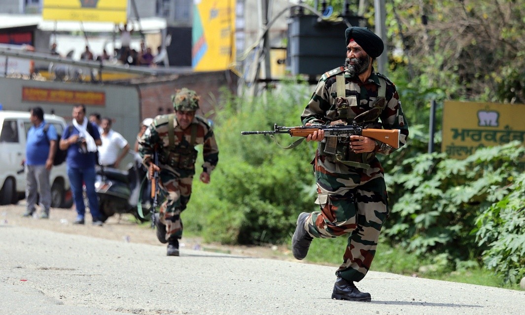 Индия нападения. Полиция штата Пенджаб. Индия боевик. Индия ввела войска в Кашмир. Индус боевик.