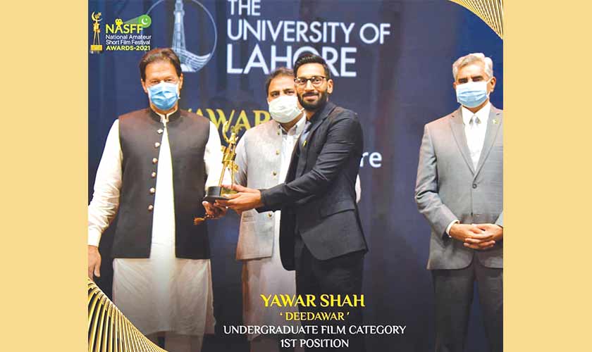 Prime Minister Imran Khan, Fawad Chaudhry and DG ISPR Babar Iftikhar present the first prize to Yawar Shah
