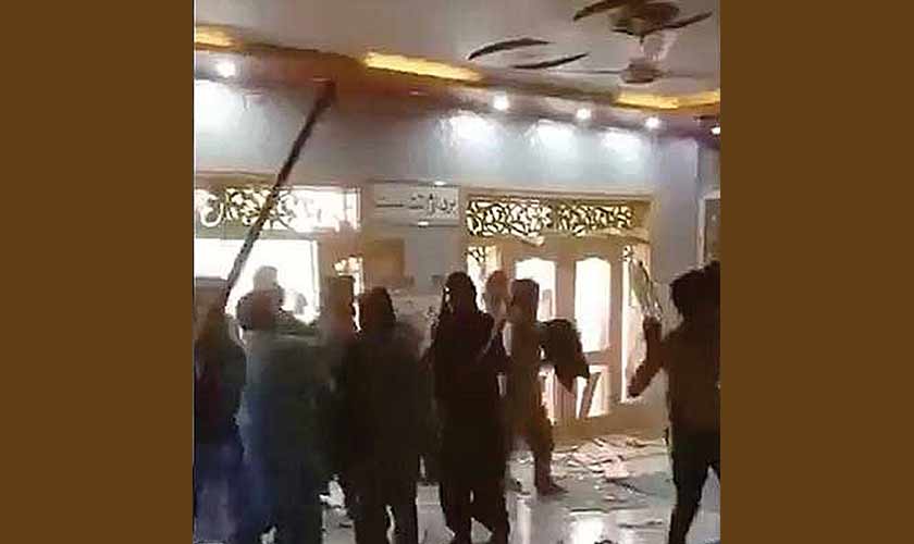 Angry mob desecrates Hindu temple in Rahim Yar Khan — Source: Twitter video screengrab.