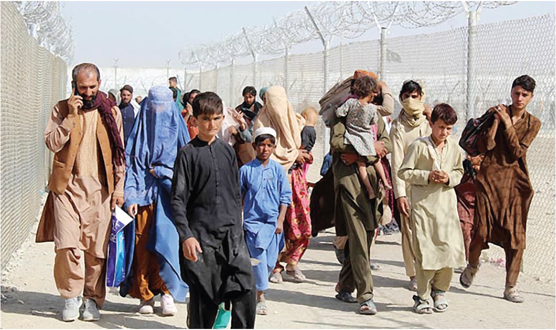 Afghans walk inside a fenced corridor at the Pak-Afghan border-crossing point in Chaman following the Talibans takeover of Afghanistan. — Photo courtesy AFP