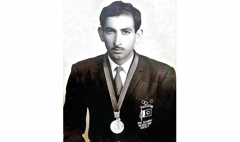 Gulraiz Akhtar with his 1968 Olympics Gold Medal